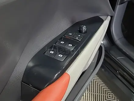 Toyota Camry 2020 года за 9 990 000 тг. в Алматы – фото 20