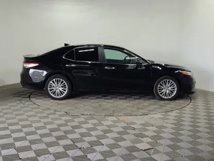 Toyota Camry 2020 года за 9 990 000 тг. в Алматы – фото 4