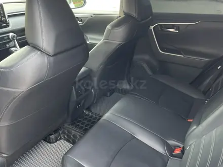 Toyota RAV4 2020 года за 13 900 000 тг. в Актобе – фото 20