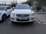 Volkswagen Touareg 2008 года за 5 300 000 тг. в Алматы