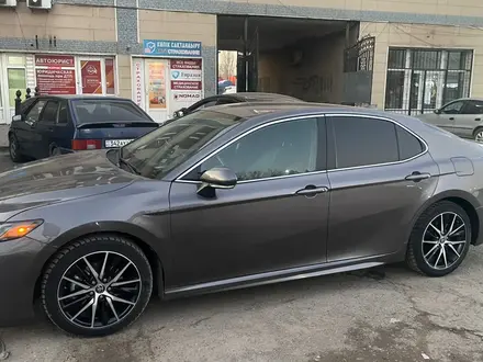 Toyota Camry 2022 года за 13 500 000 тг. в Алматы – фото 2