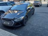 Hyundai Elantra 2018 года за 4 300 000 тг. в Уральск – фото 2