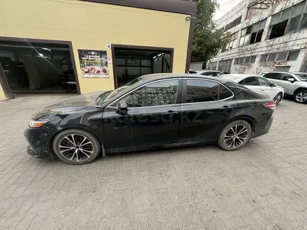 Toyota Camry 2020 года за 13 700 000 тг. в Уральск – фото 2