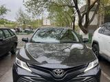 Toyota Camry 2020 года за 13 770 000 тг. в Астана – фото 2