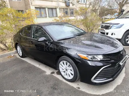 Toyota Camry 2022 года за 13 600 000 тг. в Актау – фото 5