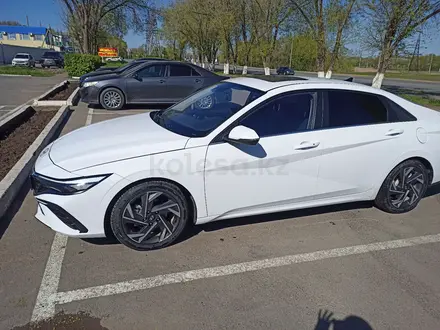 Hyundai Elantra 2023 года за 7 800 000 тг. в Уральск – фото 2