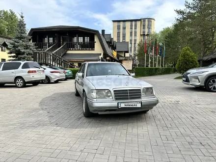 Mercedes-Benz E 220 1994 года за 1 900 000 тг. в Алматы