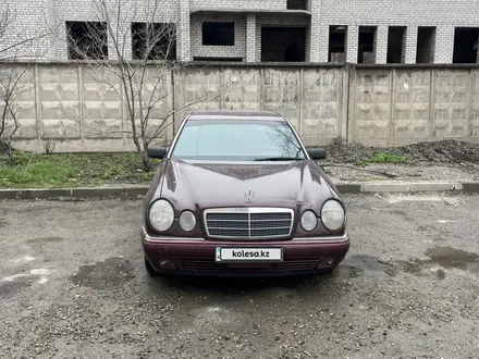 Mercedes-Benz E 230 1997 года за 2 000 000 тг. в Талдыкорган