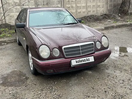 Mercedes-Benz E 230 1997 года за 2 000 000 тг. в Талдыкорган – фото 2