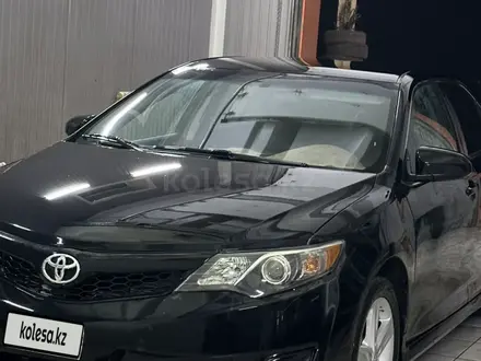 Toyota Camry 2014 года за 6 000 000 тг. в Атырау – фото 2