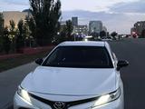 Toyota Camry 2021 года за 13 500 000 тг. в Актобе