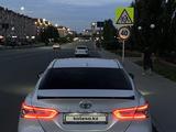 Toyota Camry 2021 года за 13 500 000 тг. в Актобе – фото 2