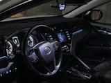 Toyota Camry 2021 года за 13 500 000 тг. в Актобе – фото 3