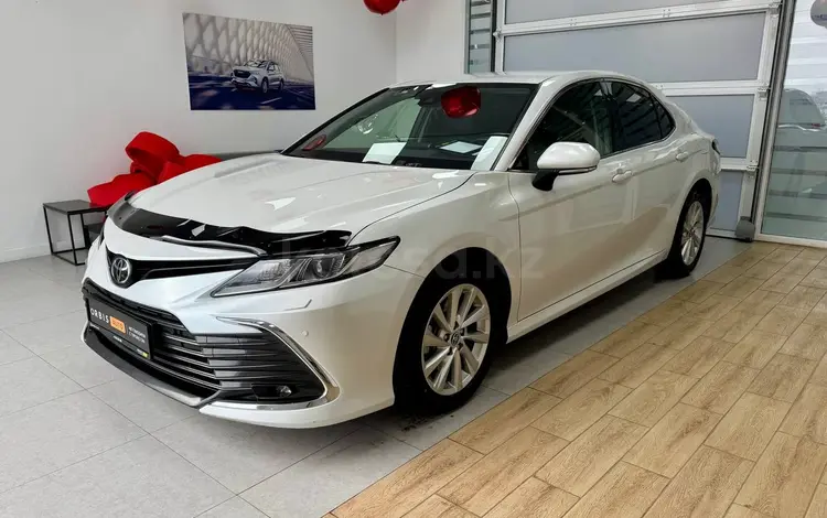 Toyota Camry 2023 года за 15 990 000 тг. в Актобе