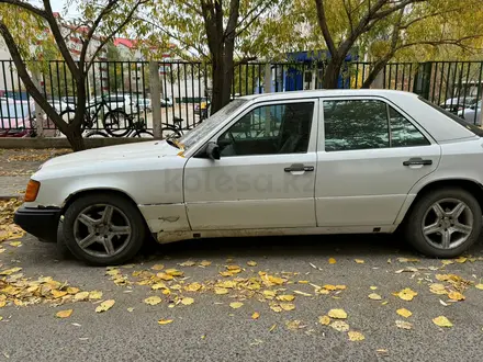 Mercedes-Benz E 220 1994 года за 1 200 000 тг. в Актобе – фото 4