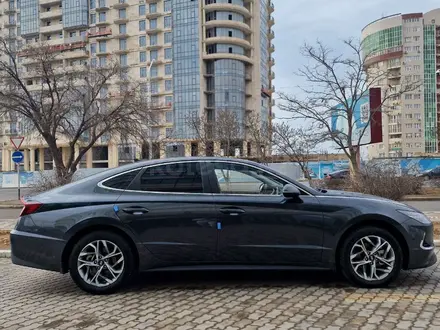 Hyundai Sonata 2023 года за 13 100 000 тг. в Актобе – фото 2