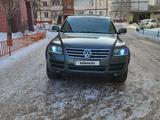 Volkswagen Touareg 2005 года за 4 800 000 тг. в Астана