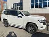 Toyota Land Cruiser 2023 года за 54 000 000 тг. в Актобе – фото 3