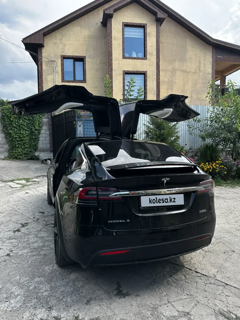 Tesla Model X, 2016