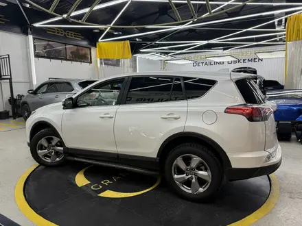 Toyota RAV4 2016 года за 11 200 000 тг. в Усть-Каменогорск – фото 3