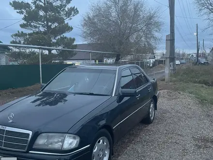 Mercedes-Benz C 180 1997 года за 2 400 000 тг. в Караганда – фото 2