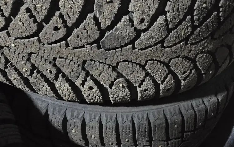 Диски с зимней шипованной резиной за 140 000 тг. в Астана