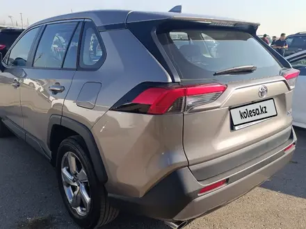 Toyota RAV4 2021 года за 13 700 000 тг. в Алматы – фото 3