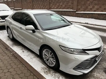 Toyota Camry 2018 года за 13 500 000 тг. в Алматы – фото 3