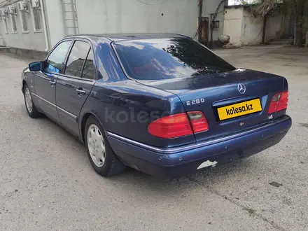 Mercedes-Benz E 240 1997 года за 3 600 000 тг. в Атырау – фото 4