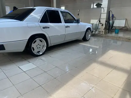 Mercedes-Benz E 230 1992 года за 2 550 000 тг. в Алматы