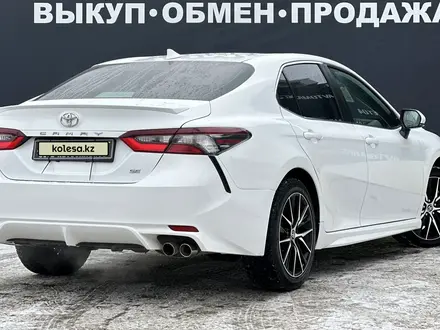 Toyota Camry 2022 года за 12 790 000 тг. в Актобе – фото 3