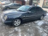 Mercedes-Benz E 230 1996 года за 2 400 000 тг. в Павлодар – фото 3