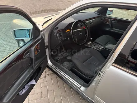 Mercedes-Benz E 320 1998 года за 3 700 000 тг. в Актау – фото 11