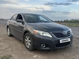 Toyota Camry 2011 года за 6 500 000 тг. в Уральск – фото 2