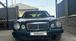 Mercedes-Benz E 230 1997 года за 2 100 000 тг. в Каскелен – фото 2