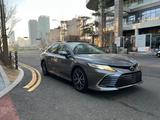 Toyota Camry 2022 года за 21 000 000 тг. в Алматы – фото 2