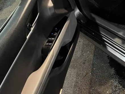 Toyota Camry 2018 года за 11 000 000 тг. в Шымкент – фото 18