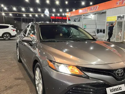Toyota Camry 2018 года за 11 000 000 тг. в Шымкент – фото 3
