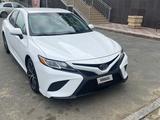 Toyota Camry 2018 года за 8 700 000 тг. в Атырау