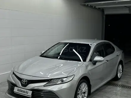 Toyota Camry 2019 года за 14 200 000 тг. в Алматы – фото 2