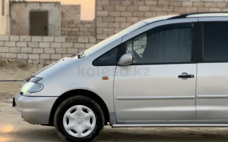 Volkswagen Sharan 1998 годаfor2 500 000 тг. в Актау