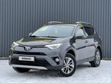 Toyota RAV4 2017 года за 12 900 000 тг. в Актобе