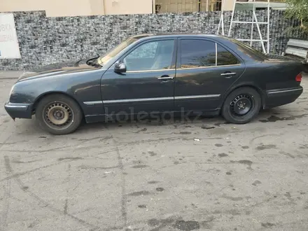 Mercedes-Benz E 320 2000 года за 4 000 000 тг. в Алматы – фото 3