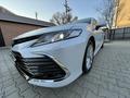 Toyota Camry 2023 года за 18 999 990 тг. в Атырау – фото 3