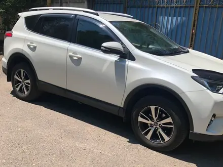 Toyota RAV4 2016 года за 14 300 000 тг. в Алматы