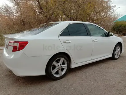 Toyota Camry 2014 года за 5 800 000 тг. в Актобе – фото 12