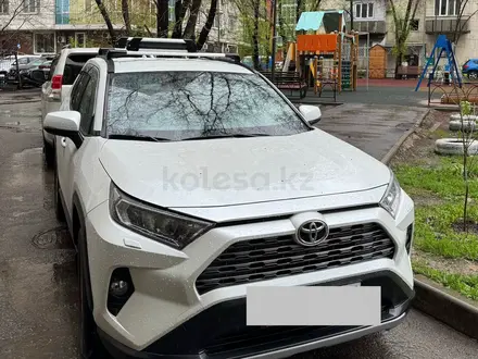 Toyota RAV4 2021 года за 15 500 000 тг. в Алматы – фото 2
