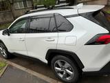 Toyota RAV4 2021 года за 17 500 000 тг. в Алматы – фото 3