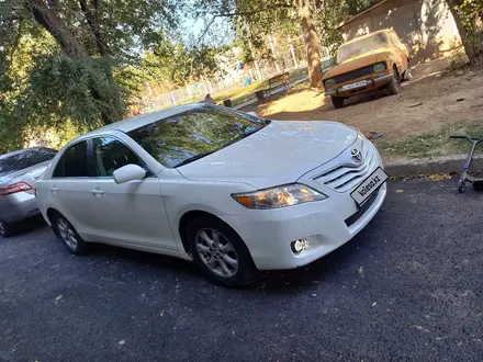 Toyota Camry 2011 года за 6 800 000 тг. в Уральск – фото 2