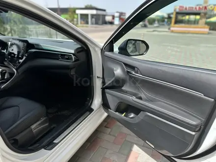 Toyota Camry 2021 года за 12 000 000 тг. в Алматы – фото 35